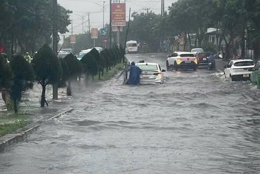 'Giải cứu' đoạn đường ven biển Đà Nẵng đi Hội An hễ mưa to là ngập