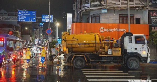 'Giải cứu' đường ngập gần 5 tiếng ở TP.HCM, điều xe bồn đến hút nước trong đêm
