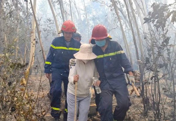 Giải cứu hai người phụ nữ mắc kẹt trong đám cháy rừng