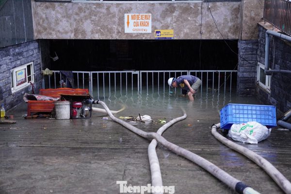 'Giải cứu' hầm chung cư bị ngập trong nước