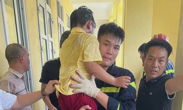 Giải cứu nam sinh mắc kẹt trong khe tường ở trường học