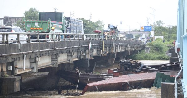 Giải cứu sà lan mắc kẹt cầu đường sắt Mỹ Chánh: Nếu cần sẽ bơm nước nhấn chìm sà lan