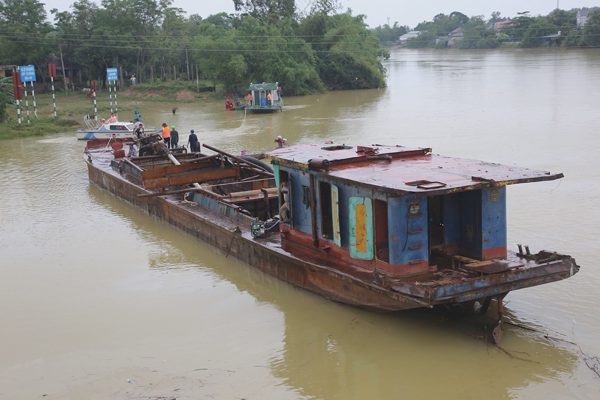 Giải cứu thành công sà lan mắc vào cầu đường sắt
