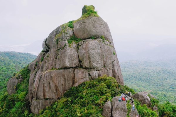 Giải mã bí ẩn cách xây dựng ngôi tháp cổ trên đỉnh núi cao gần 800m