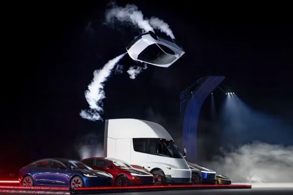 Giải mã màn bay trên không, lộn vòng, hạ xuống mặt đất của ô tô Tesla Roadster