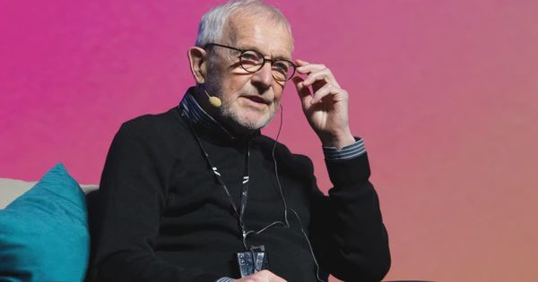 Giải Nobel Vật lý cho người săn tìm 'sứ giả vũ trụ'