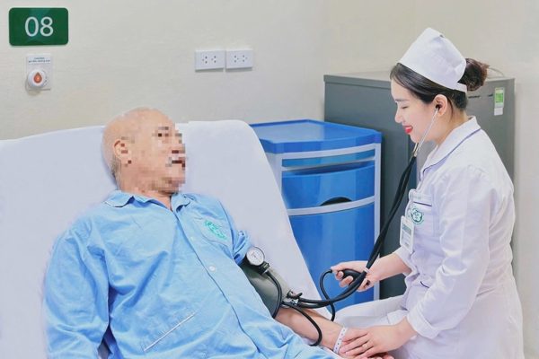 Giám đốc Bệnh viện Bạch Mai yêu cầu chăm lo đời sống điều dưỡng