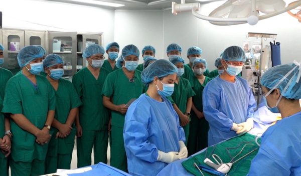 Giám đốc Bệnh viện Xanh Pôn nghẹn lời tri ân nghĩa cử của nữ đồng nghiệp