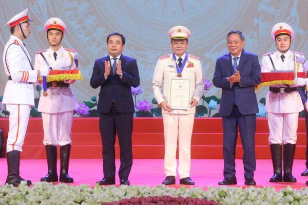 Giám đốc Công an Hà Nội được trao tặng danh hiệu 'Công dân Thủ đô ưu tú'