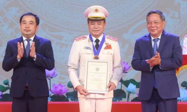 Giám đốc Công an Hà Nội Nguyễn Thanh Tùng nhận danh hiệu 'Công dân Thủ đô ưu tú'