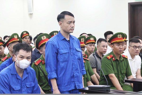Giám đốc công ty dược và cựu cán bộ công an hầu tòa vì đưa hối lộ và lừa đảo