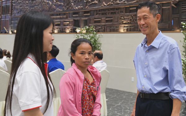 Giám đốc công ty thiết bị hàng không vũ trụ hủy vé về thăm nhà, mang 20 triệu đến tặng sinh viên nghèo