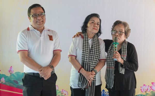 Giám đốc Nhà hát Trần Hữu Trang và hai bà mẹ, nghệ sĩ Ngọc Cẩm, Thoại Miêu