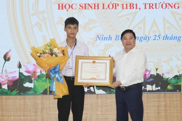 Giám đốc Sở GD-ĐT Ninh Bình nói về nam sinh lớp 11 cứu 2 em nhỏ dù không biết bơi