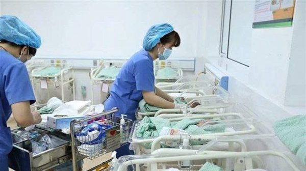 Giảm gánh nặng sinh và nuôi con để ứng phó mức sinh thấp