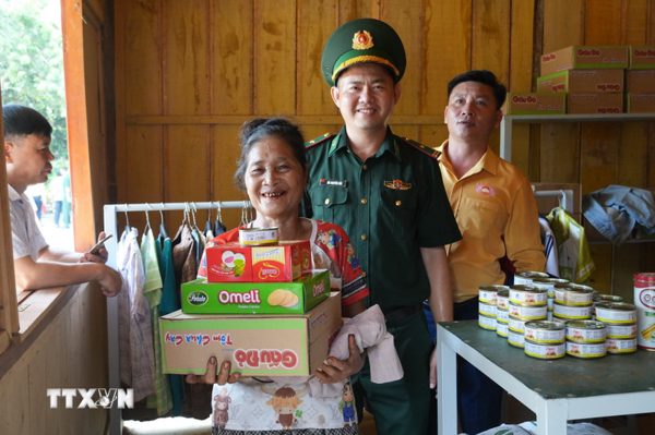 Gian hàng không đồng - Ấm tình quân dân nơi biên giới ở Nghệ An