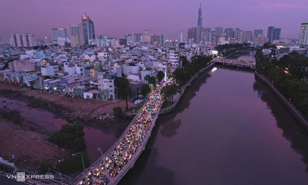 Giàn khoan rạch Xuyên Tâm đổ gây ùn tắc đường ven kênh Nhiêu Lộc