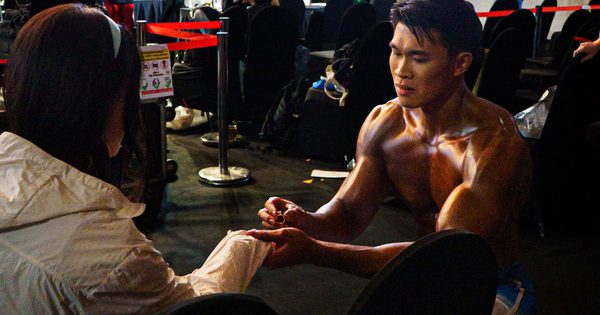 Giành huy chương vàng thể hình, chàng trai quỳ gối cầu hôn bạn gái yêu 7 năm