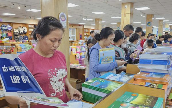 Giao lưu trực tuyến: Cung ứng sách giáo khoa cho năm học mới ra sao?