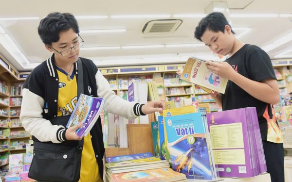 Giao lưu trực tuyến: Khi nào có đủ sách giáo khoa? Mượn sách thế nào?