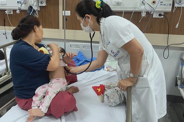 Giao mùa, trẻ đồng nhiễm 2-3 tác nhân hô hấp, cảnh báo phế cầu đa kháng