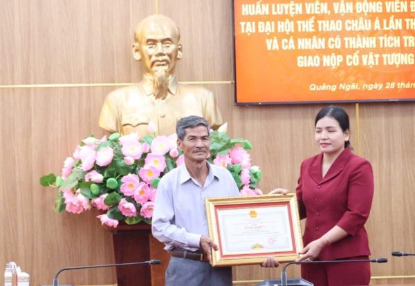Giao nộp tượng thần khỉ nghìn năm, người đàn ông ở Quảng Ngãi được khen thưởng