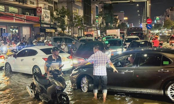 Giao thông Cần Thơ rối loạn vì mưa lớn, triều cường đạt đỉnh