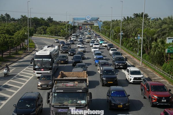 Giao thông cầu Nhật Tân trước và sau khi tạm dỡ biển khoảng cách