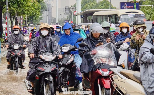 Giao thông hỗn loạn vì mưa lớn, gần trưa người dân vẫn 'chôn chân' giữa biển xe trên đường