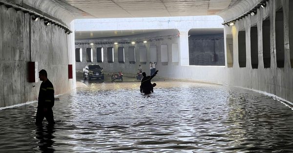 Giao thông khu đông TP.HCM náo loạn vì hầm chui An Phú ngập sâu
