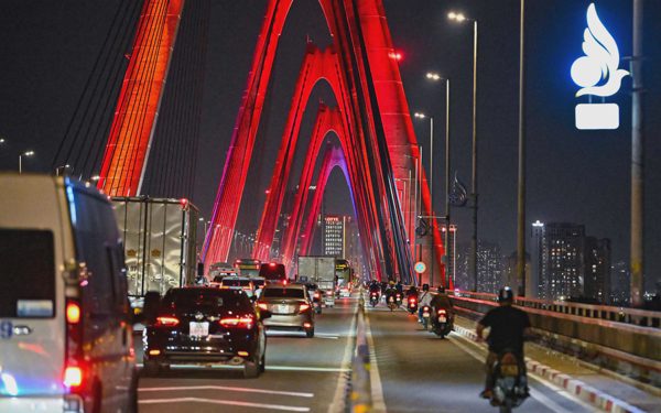 Giao thông qua cầu Nhật Tân ổn định sau khi tháo bỏ biển báo khoảng cách