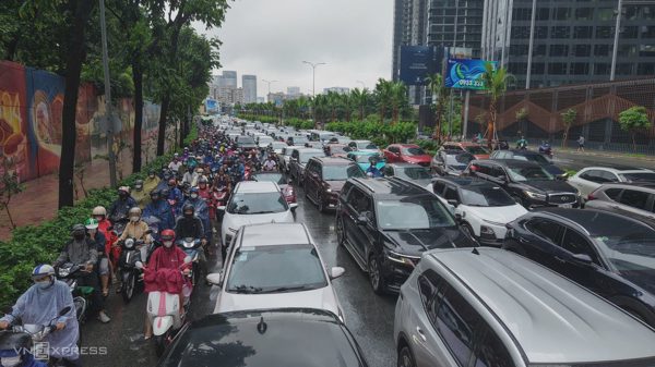 Giao thông TP HCM rối loạn sau mưa lớn