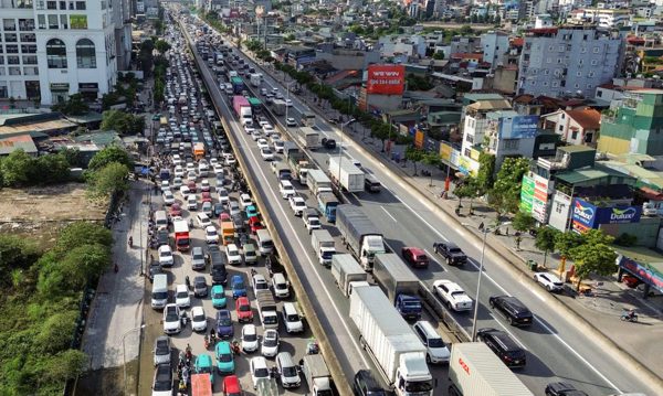 Giao thông trên Vành đai 3 trên cao trước đề xuất bỏ làn khẩn cấp