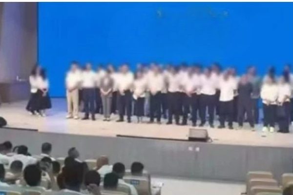 Giáo viên bị bêu xấu trên sân khấu vì học sinh đạt điểm thấp