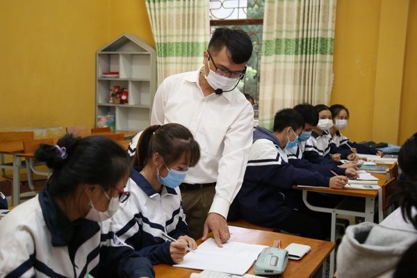 Giáo viên có được dạy thêm Toán cho học sinh mình đang dạy Tin học trên lớp?
