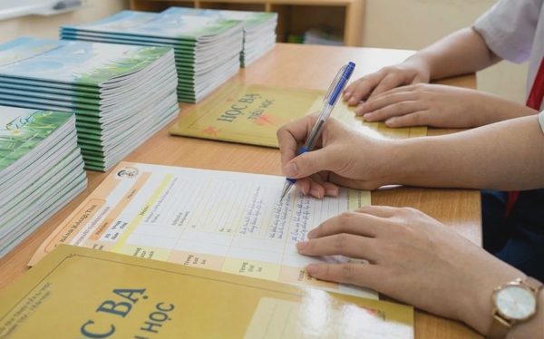 Giáo viên 'đuối' vì số hóa nửa vời: Làm số rồi vẫn phải làm giấy, nhìn màn hình nhiều hơn nhìn học sinh
