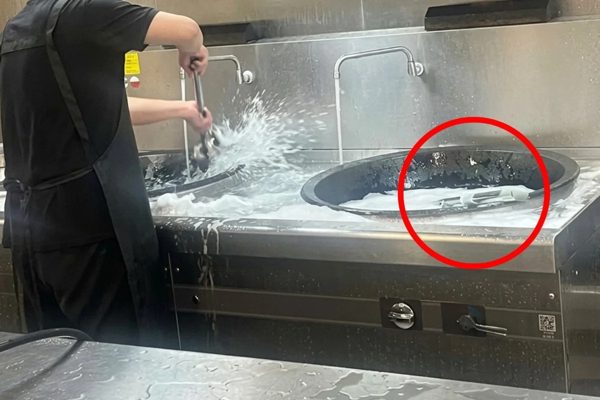 Giáo viên tố nhà bếp dùng nồi nấu ăn giặt cây lau nhà, hiệu trưởng bị cách chức