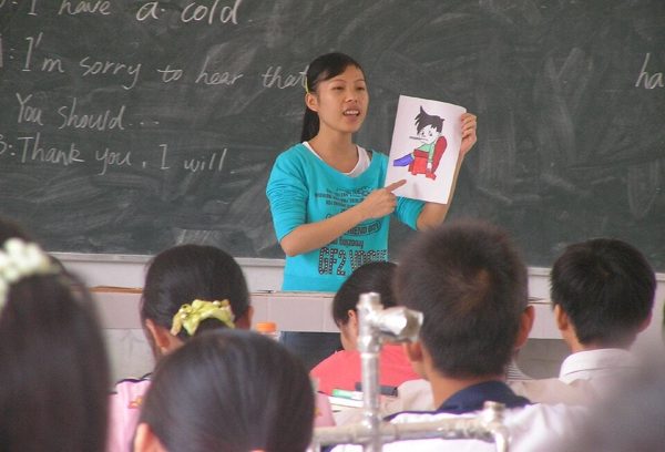 Giáo viên Toán kêu gọi hạ vị thế Tiếng Anh trong trường học, dư luận dậy sóng