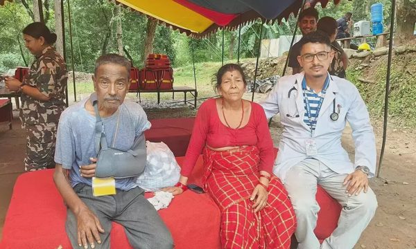 Giây phút vợ kéo chồng khỏi dòng xoáy lũ dữ ở Nepal
