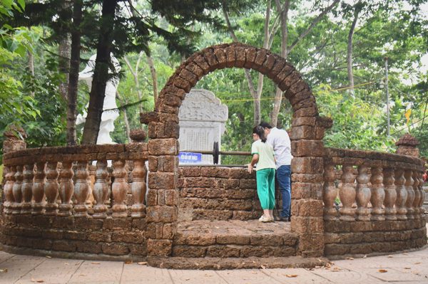 “Giếng Phật” tại ngôi chùa ở độ cao hơn 100m trên đỉnh Thiên Ấn