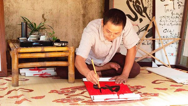 Gieo duyên qua nét thư pháp Việt