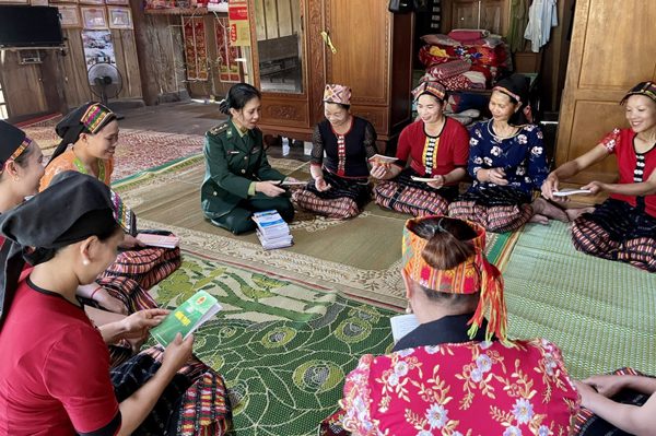 Gieo sinh kế, vun niềm tin nơi phên dậu