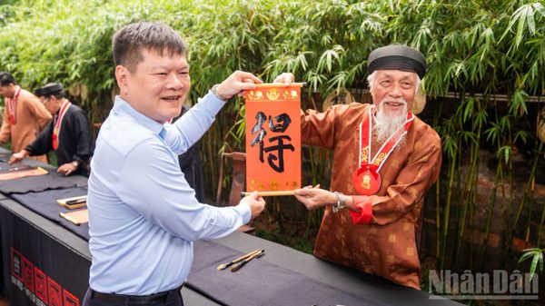 Giới thiệu nét đẹp thư pháp và âm nhạc dân tộc tại di tích Văn Miếu-Quốc Tử Giám