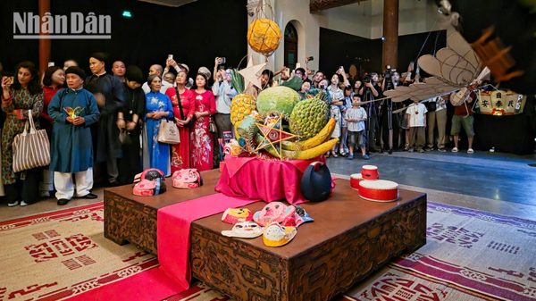 Giới trẻ Hà Nội làm mới di sản Trung thu trong triển lãm nghệ thuật “Lưu trăng”