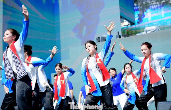 Giới trẻ Thủ đô bùng nổ 'Bước nhảy Tôi yêu Tổ quốc tôi - Tự hào Thanh niên Việt Nam'