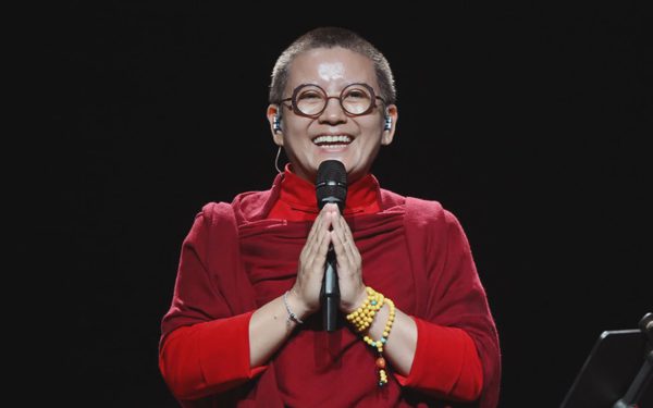 Giọng hát lành của ni cô Ani Choying Drolma vang lên ở Nhà hát Hồ Gươm