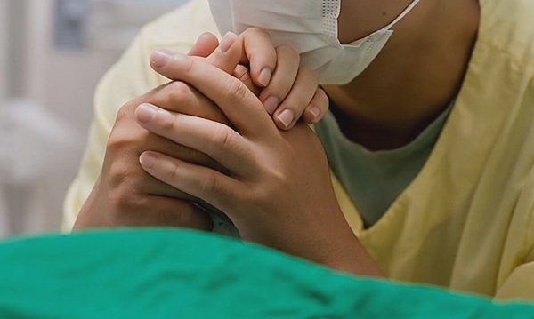 Giọt nước mắt của người chồng bên bàn đẻ
