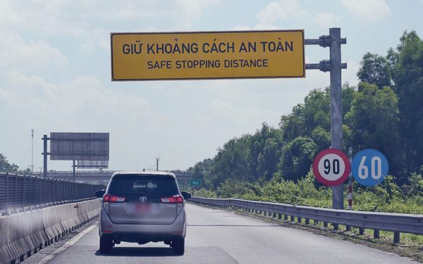 Giữ khoảng cách an toàn trên cao tốc: thách thức từ văn hóa ‘điền vào chỗ trống’
