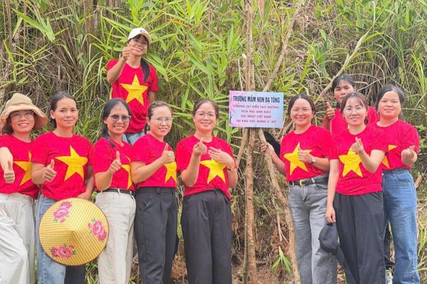 Giữ sạch đường làng, xanh hóa quê hương