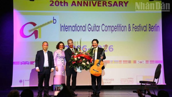 Giữa Berlin nghe tiếng đàn guitar kể câu chuyện văn hóa Việt Nam